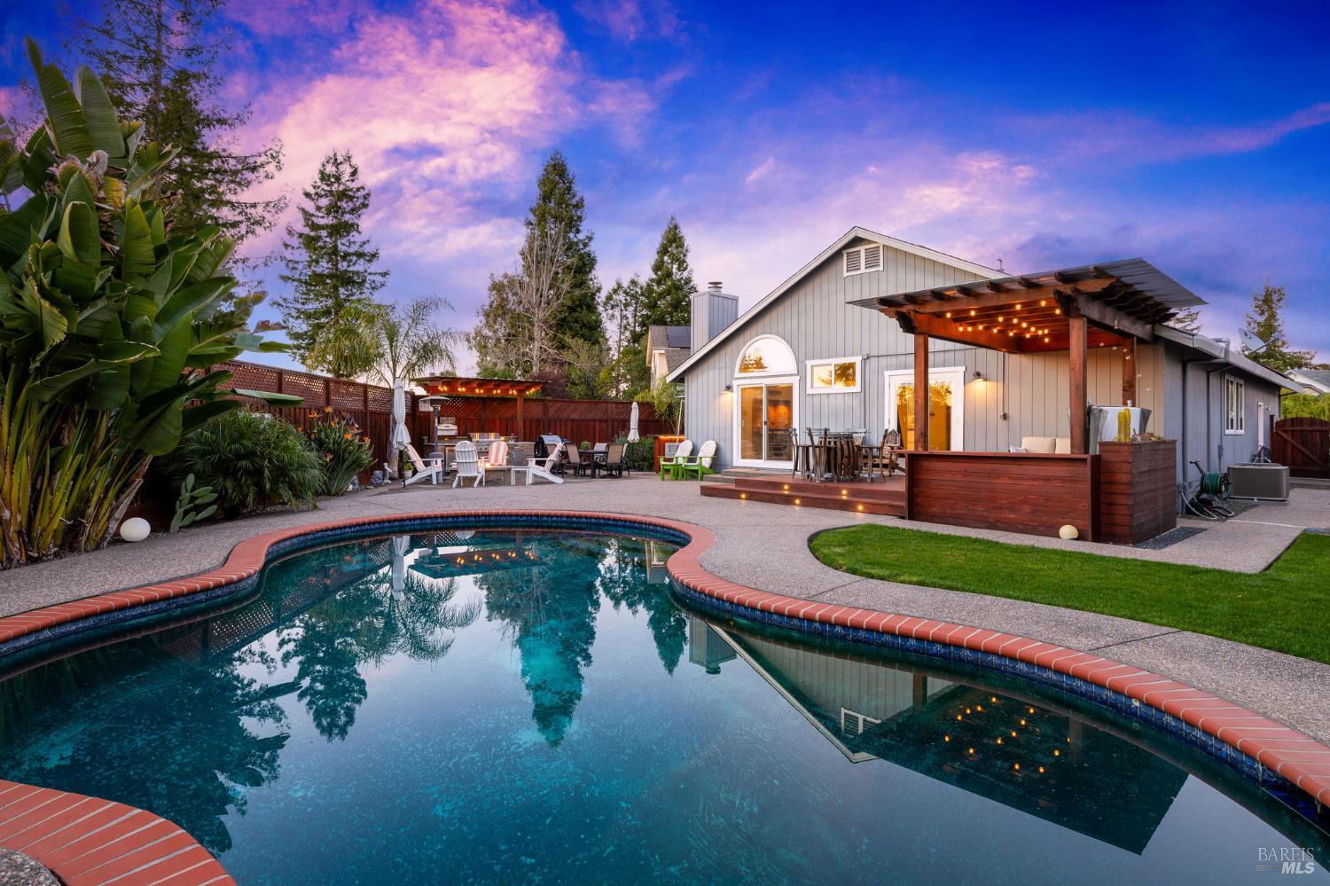 Detail Gallery Image 3 of 47 For 1301 Megan Pl, Rohnert Park,  CA 94928 - 3 Beds | 2 Baths