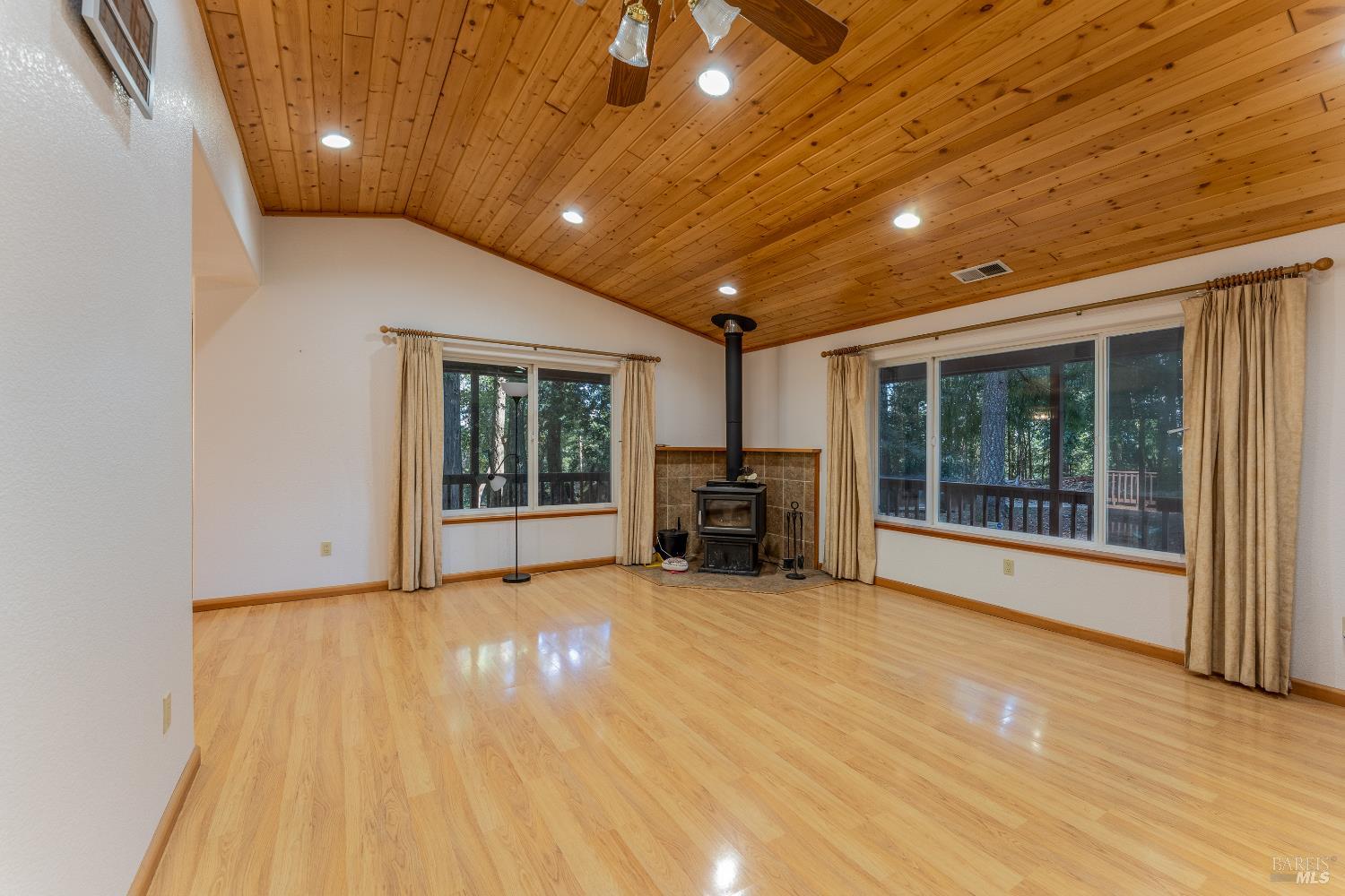 Detail Gallery Image 6 of 42 For 4862 Blue Lake Rd, Willits,  CA 95490 - 3 Beds | 2 Baths