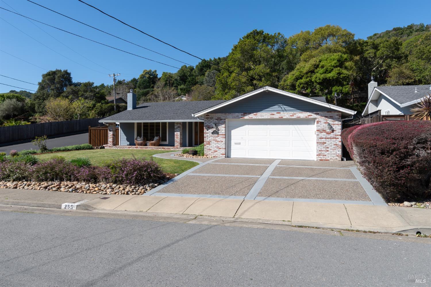 Detail Gallery Image 2 of 48 For 255 Knight Dr, San Rafael,  CA 94901 - 3 Beds | 2 Baths