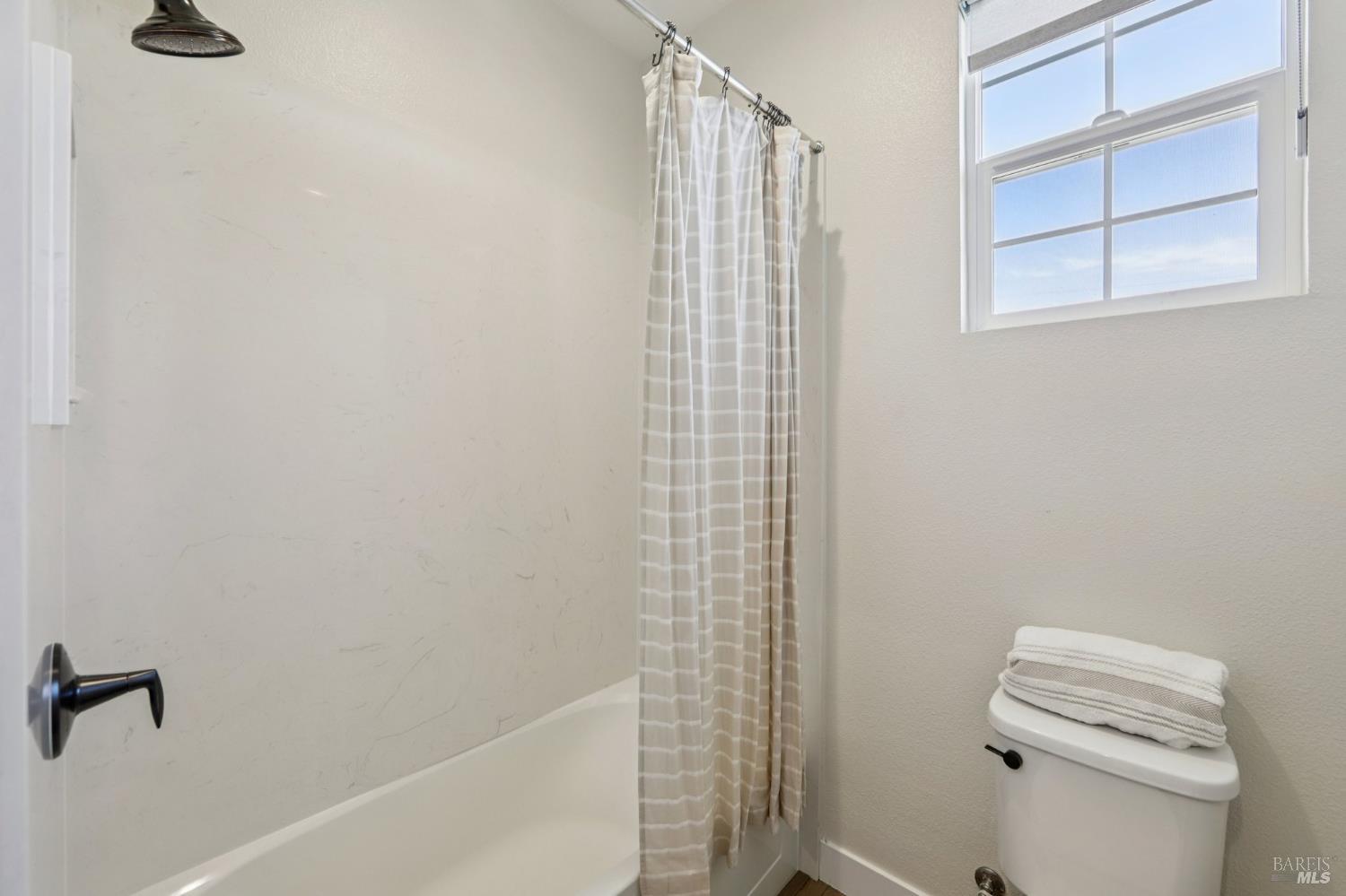 Detail Gallery Image 35 of 56 For 2453 Francisco Ave, Santa Rosa,  CA 95403 - 4 Beds | 3 Baths