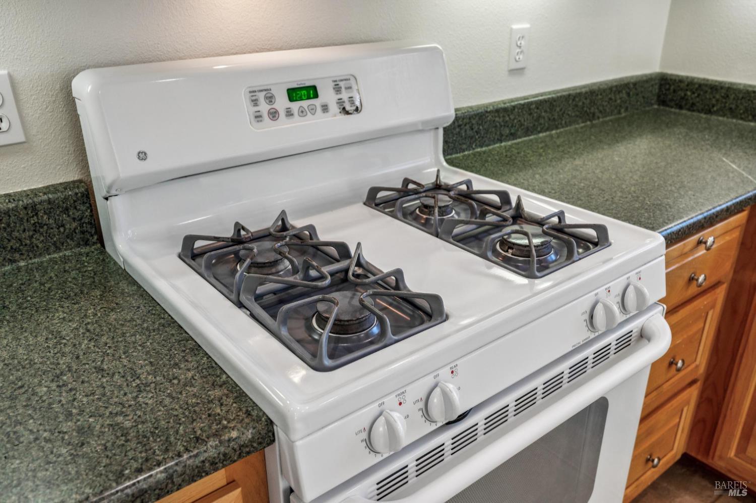 Detail Gallery Image 19 of 58 For 3 Hill Dr, Petaluma,  CA 94952 - 3 Beds | 2/1 Baths