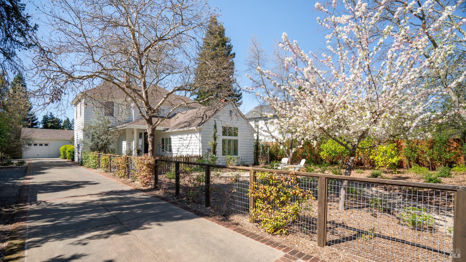 Detail Gallery Image 2 of 30 For 699 Grove St, Healdsburg,  CA 95448 - 4 Beds | 3 Baths