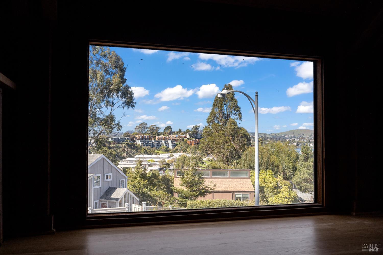 Detail Gallery Image 12 of 29 For 191 Buchanan Dr, Sausalito,  CA 94965 - 2 Beds | 1 Baths