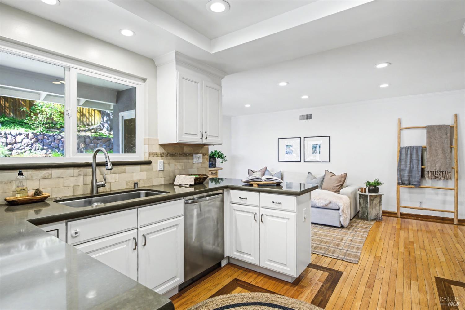 Detail Gallery Image 15 of 48 For 255 Knight Dr, San Rafael,  CA 94901 - 3 Beds | 2 Baths