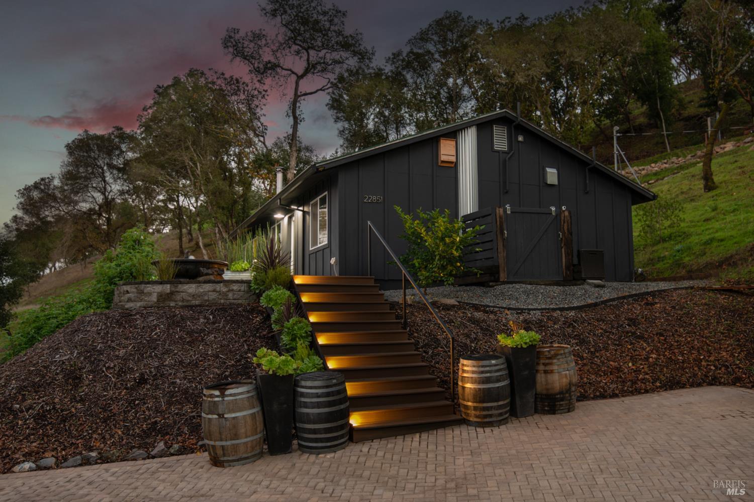 Detail Gallery Image 24 of 76 For 22855 Chianti Rd, Geyserville,  CA 95441 - 5 Beds | 3/1 Baths