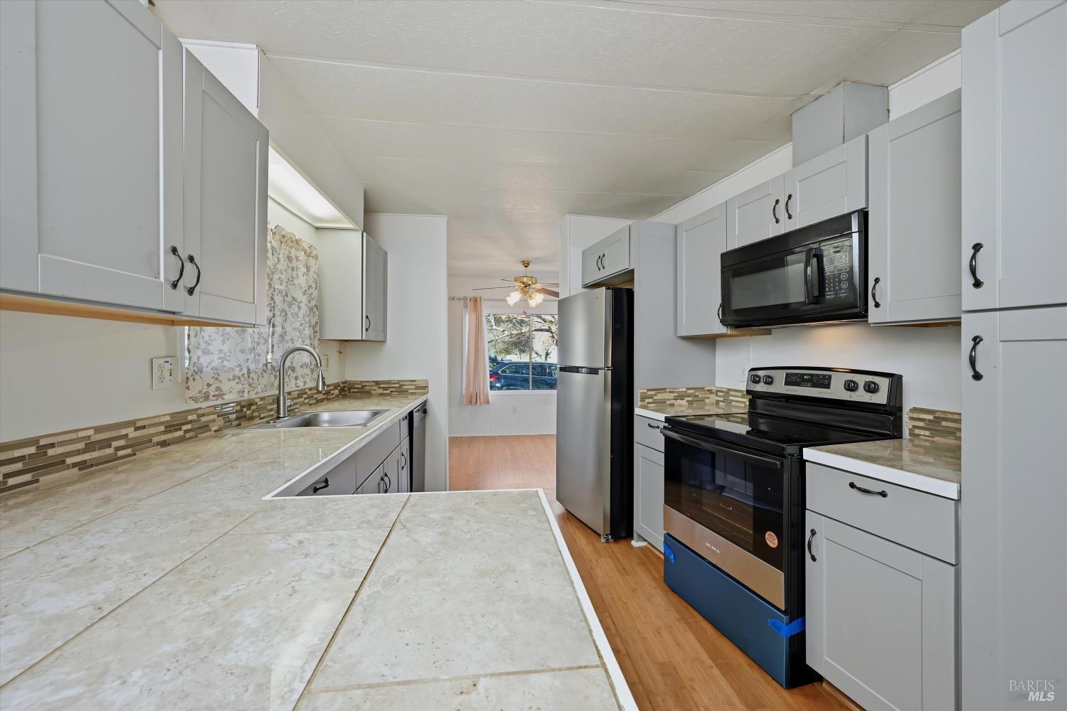 Detail Gallery Image 3 of 21 For 3562 Mountain View St, Clearlake,  CA 95422 - 3 Beds | 2 Baths