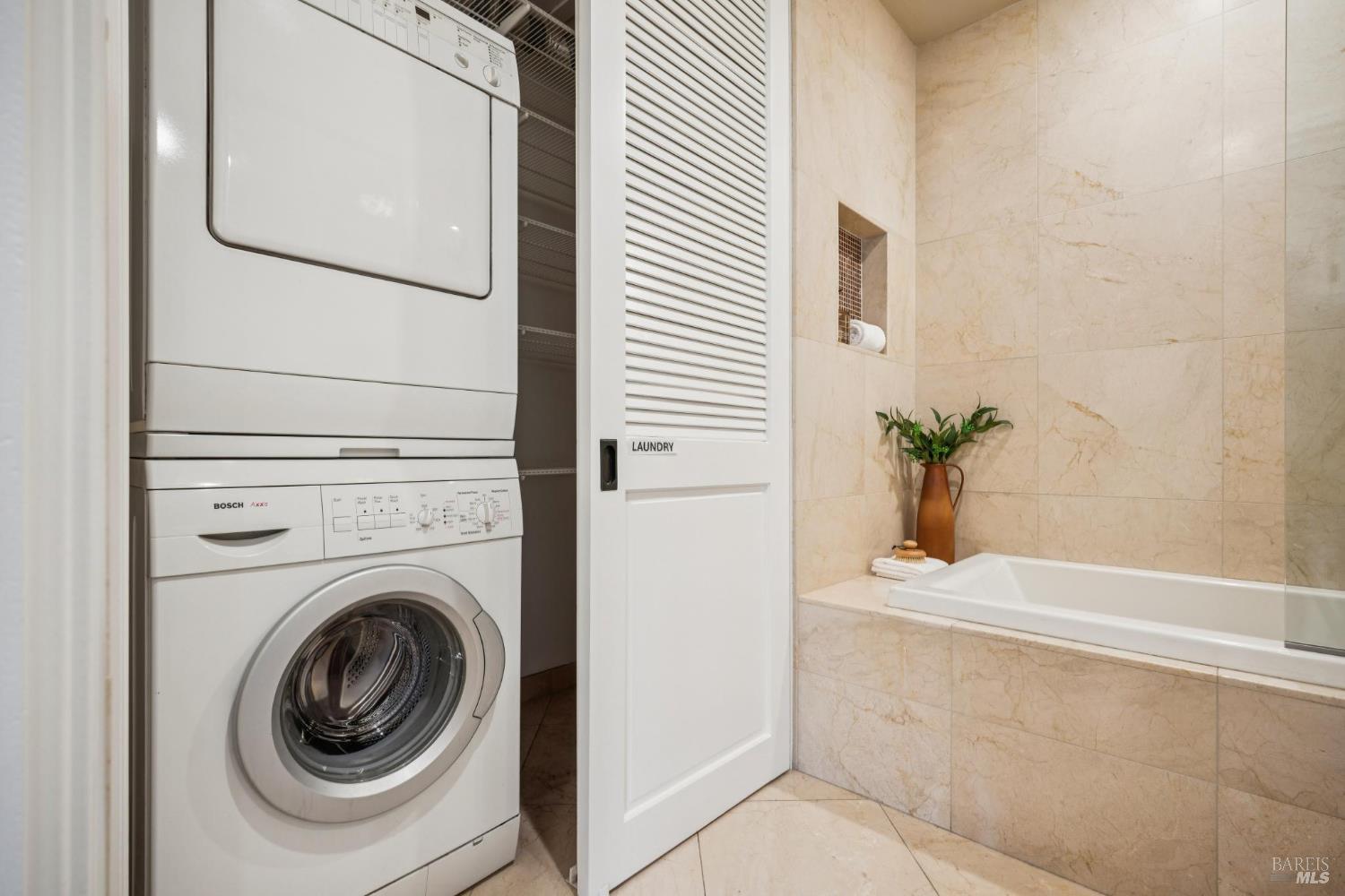 Detail Gallery Image 18 of 54 For 20 Porto Bello Dr, San Rafael,  CA 94901 - 2 Beds | 2 Baths