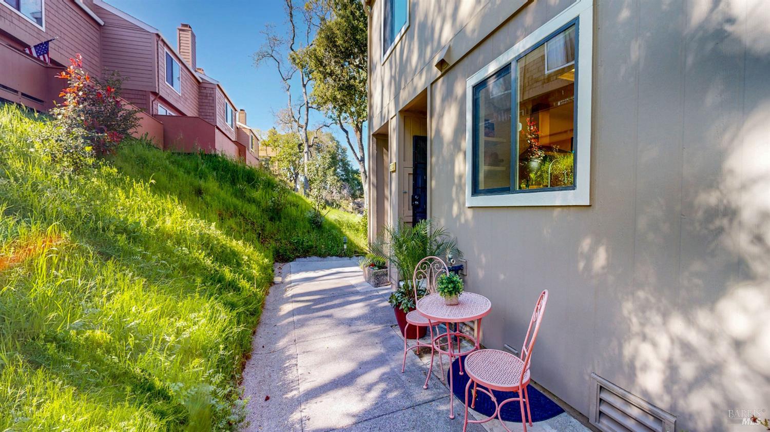 Detail Gallery Image 9 of 63 For 1253 Royal Oak Ter #C,  Novato,  CA 94947 - 3 Beds | 2/1 Baths