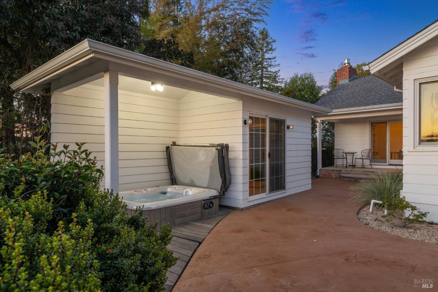 Detail Gallery Image 14 of 70 For 1236 N Fitch Mountain Rd, Healdsburg,  CA 95448 - 3 Beds | 2/1 Baths