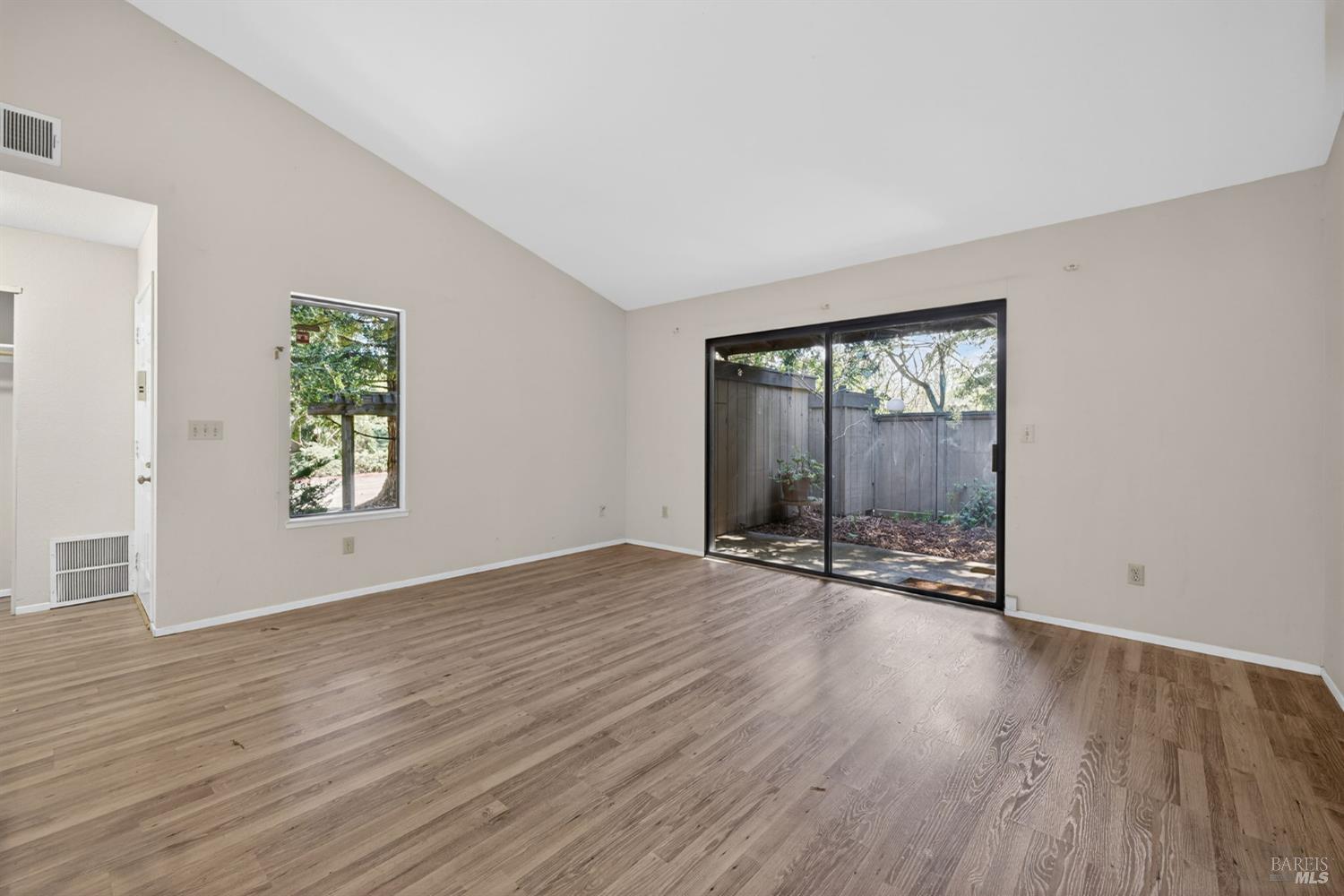 Detail Gallery Image 5 of 20 For 106 Nicholas Ct, Cotati,  CA 94931 - 2 Beds | 1 Baths