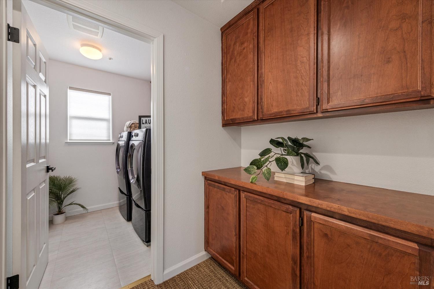 Detail Gallery Image 14 of 30 For 95 Summerbrooke Cir, Napa,  CA 94558 - 4 Beds | 3/1 Baths