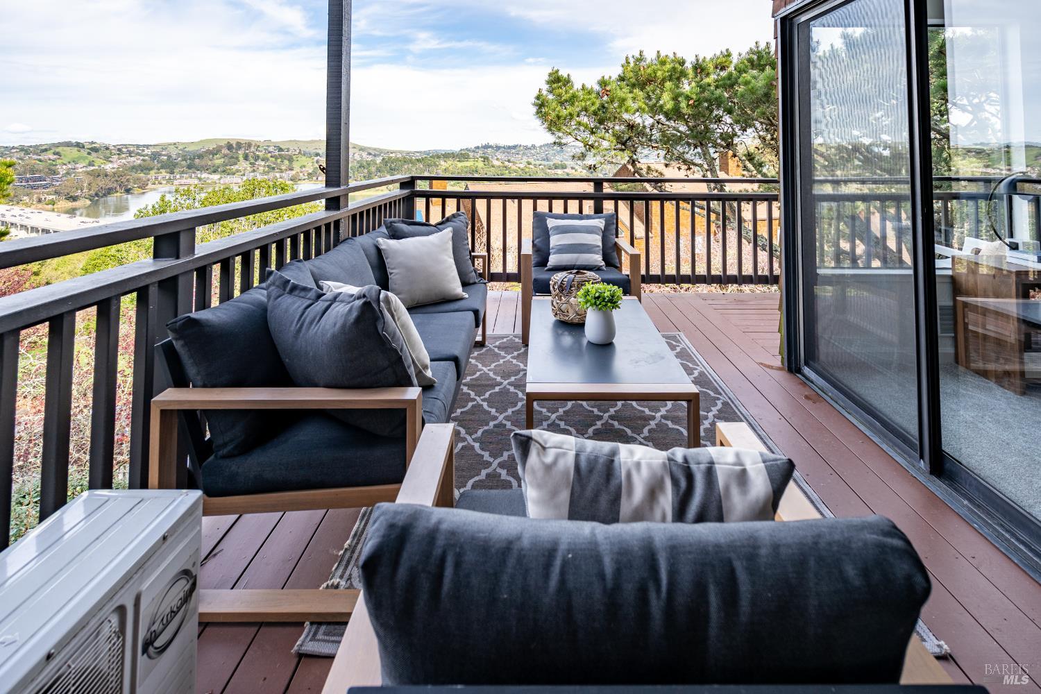 Detail Gallery Image 23 of 45 For 220 Headlands Ct, Sausalito,  CA 94965 - 2 Beds | 2/1 Baths