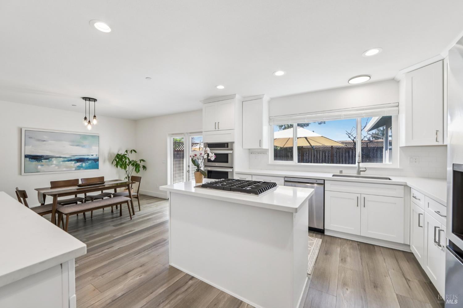 Detail Gallery Image 15 of 34 For 815 Whitney Way, Petaluma,  CA 94954 - 3 Beds | 2 Baths