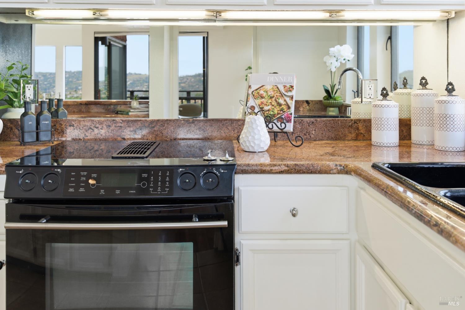 Detail Gallery Image 10 of 45 For 220 Headlands Ct, Sausalito,  CA 94965 - 2 Beds | 2/1 Baths
