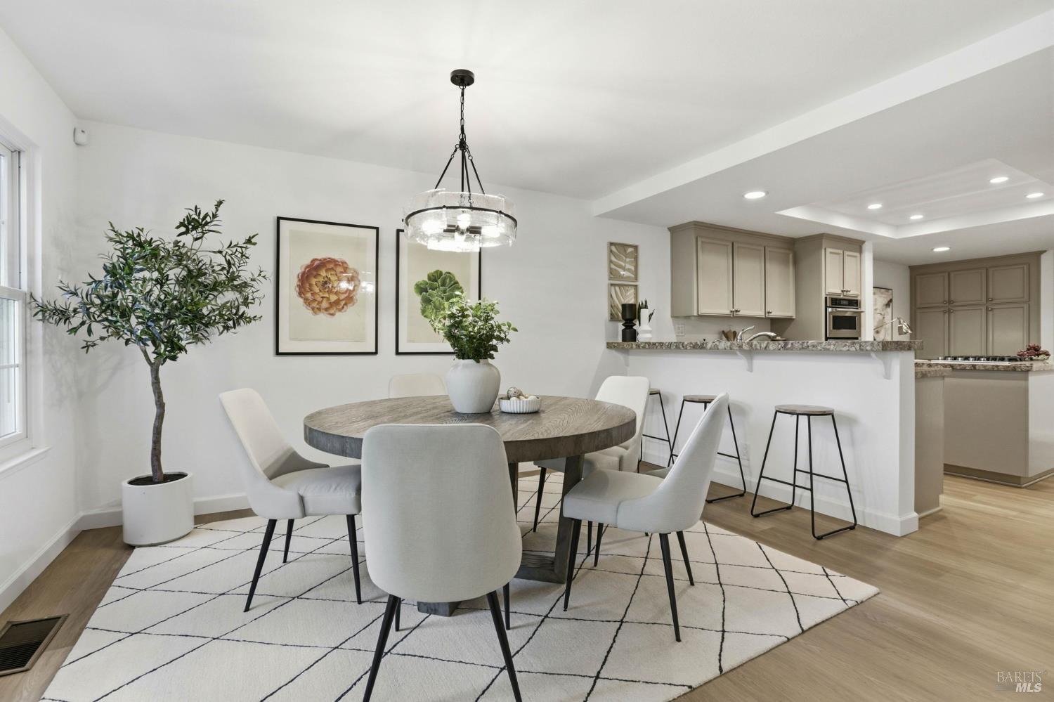 Detail Gallery Image 13 of 44 For 8 Partridge Dr, San Rafael,  CA 94901 - 3 Beds | 2/1 Baths