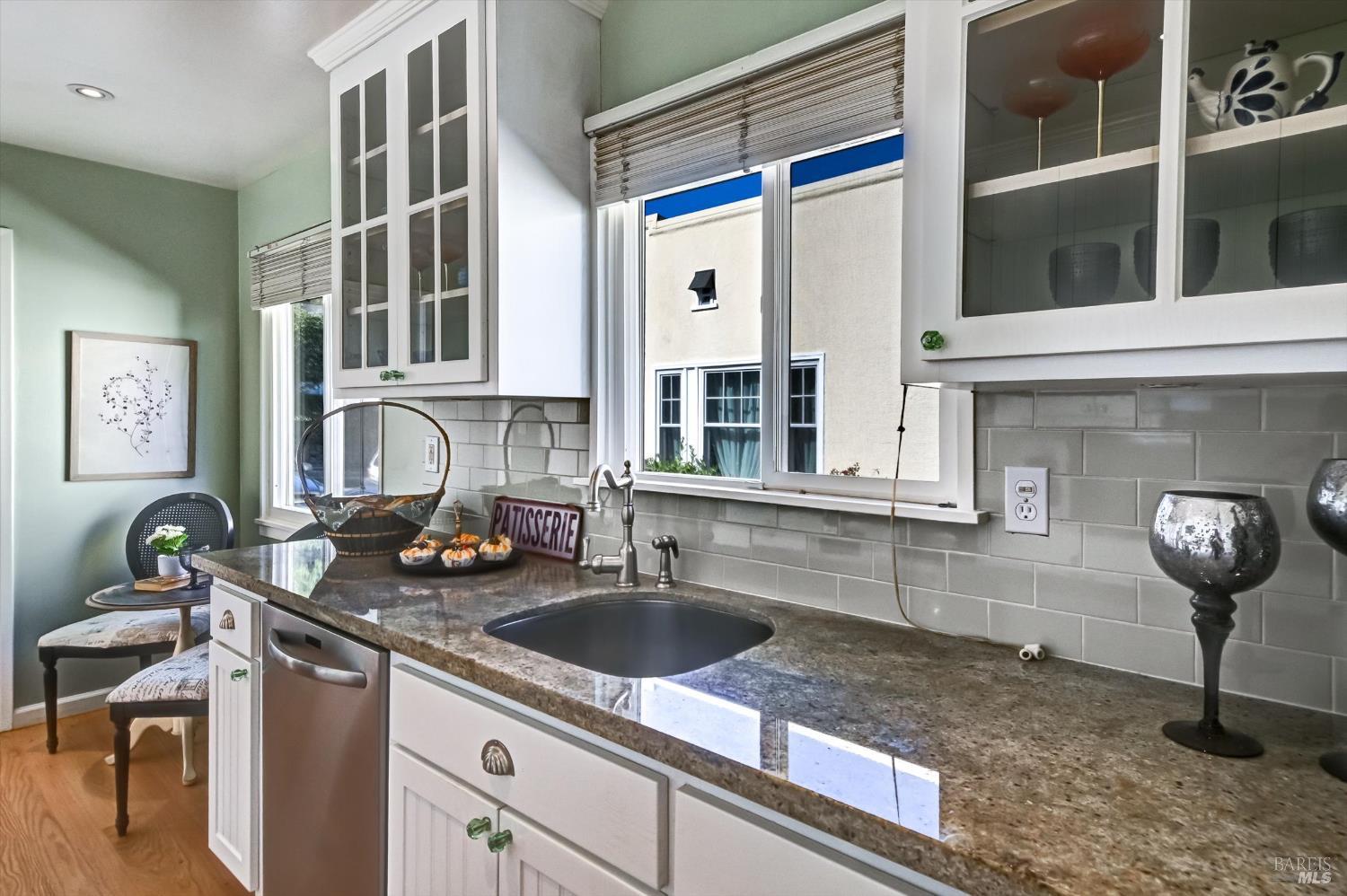 Detail Gallery Image 16 of 36 For 28 Hillcrest Dr, San Rafael,  CA 94901 - 2 Beds | 2 Baths