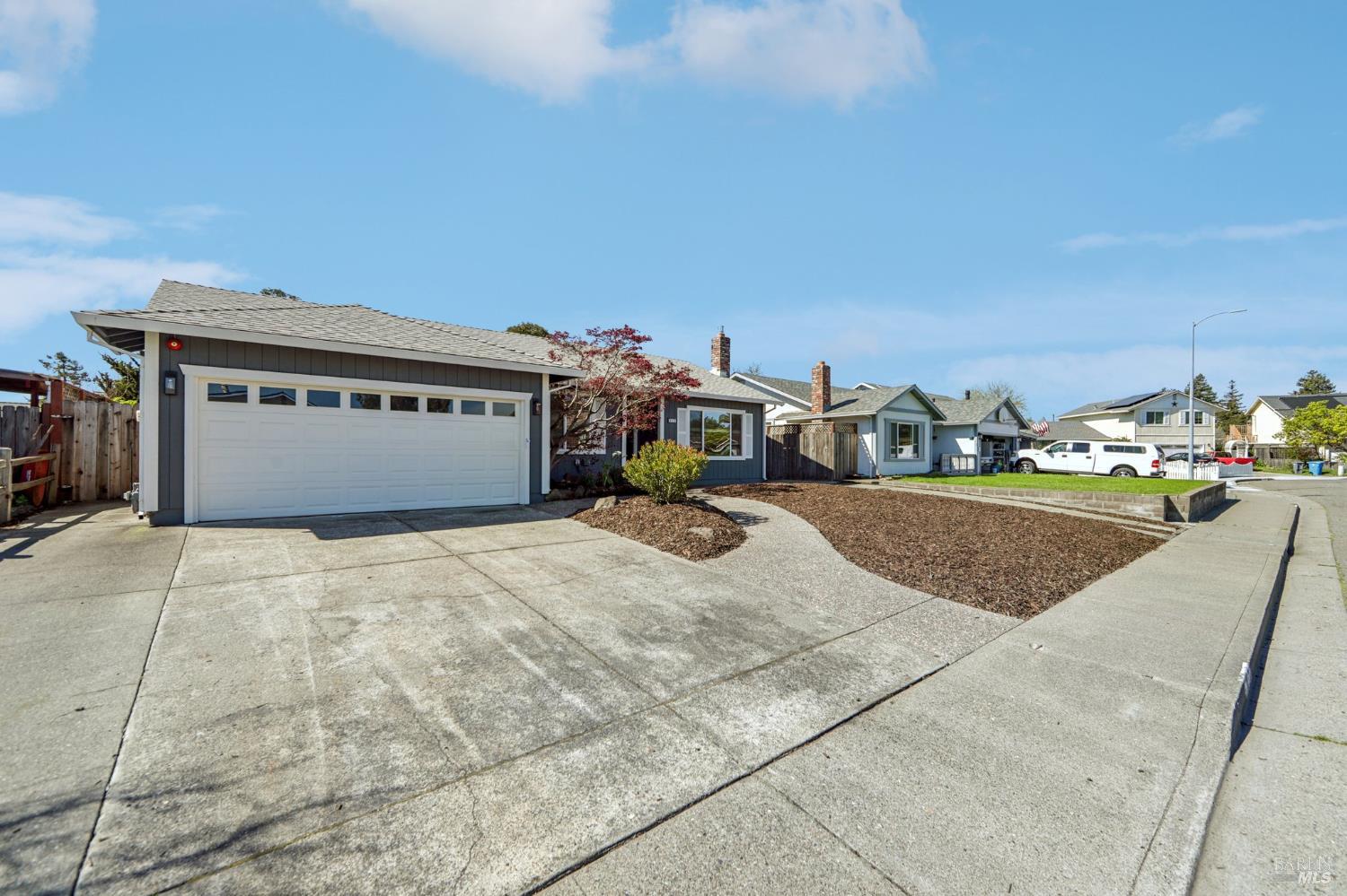 Detail Gallery Image 2 of 34 For 815 Whitney Way, Petaluma,  CA 94954 - 3 Beds | 2 Baths