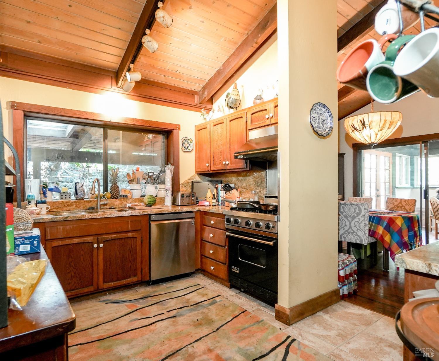 Detail Gallery Image 11 of 38 For 21 Red Rock Way, San Rafael,  CA 94903 - 3 Beds | 2/1 Baths