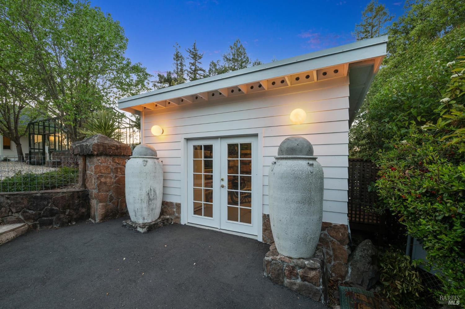 Detail Gallery Image 12 of 70 For 1236 N Fitch Mountain Rd, Healdsburg,  CA 95448 - 3 Beds | 2/1 Baths
