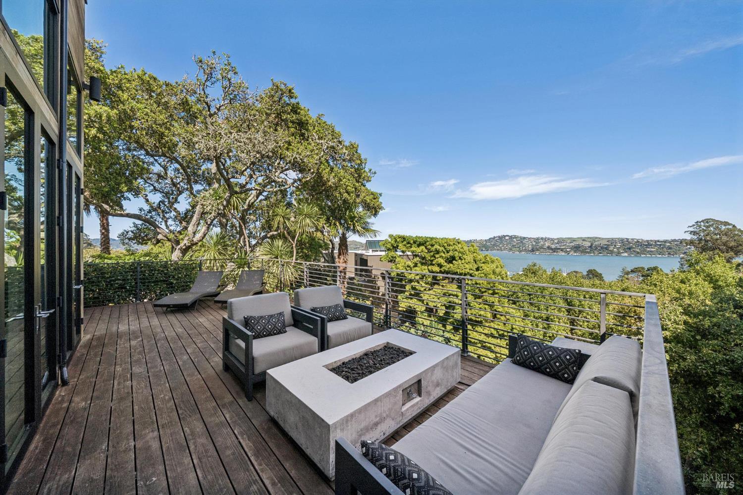 Detail Gallery Image 14 of 54 For 18 Laurel Ln, Sausalito,  CA 94965 - 4 Beds | 3/1 Baths