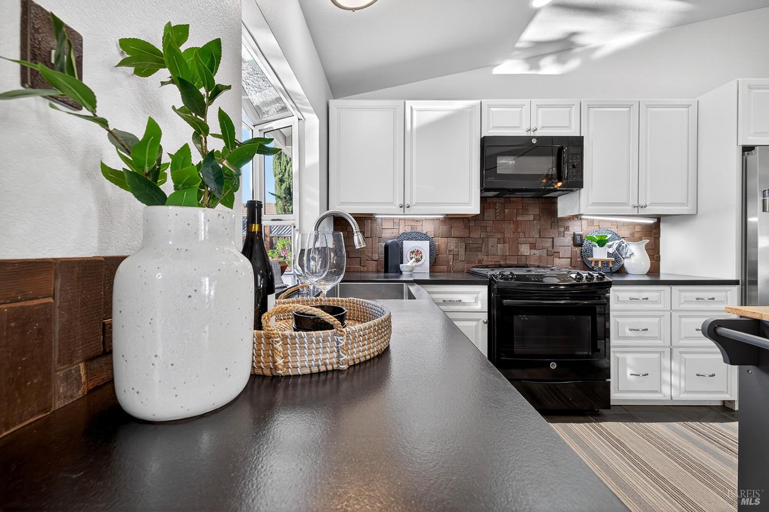 Detail Gallery Image 15 of 48 For 1056 Esparto Ct, Windsor,  CA 95492 - 3 Beds | 2 Baths