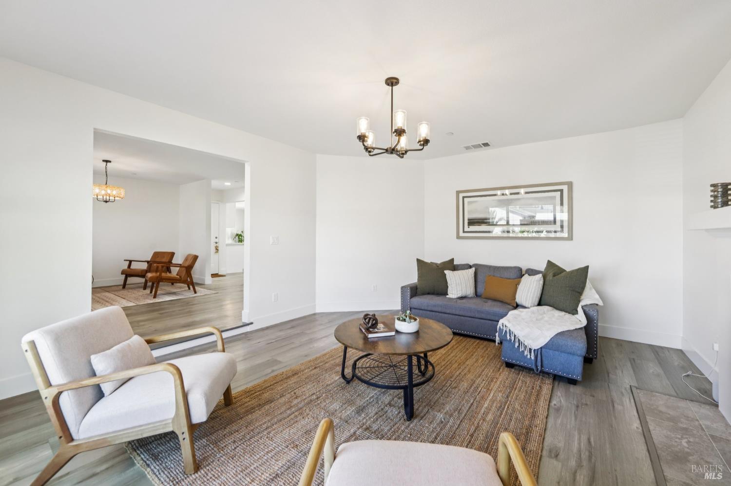 Detail Gallery Image 8 of 34 For 815 Whitney Way, Petaluma,  CA 94954 - 3 Beds | 2 Baths