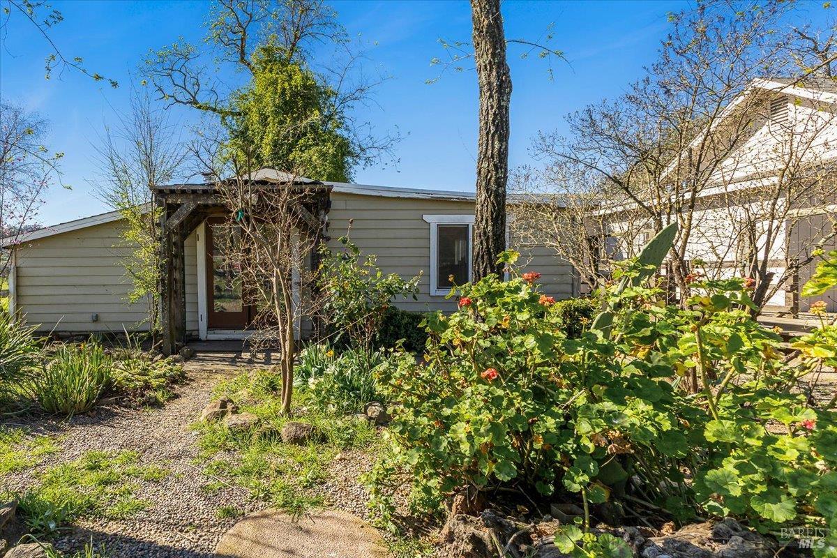 Detail Gallery Image 18 of 43 For 21399 River Ln, Geyserville,  CA 95441 - 2 Beds | 1 Baths