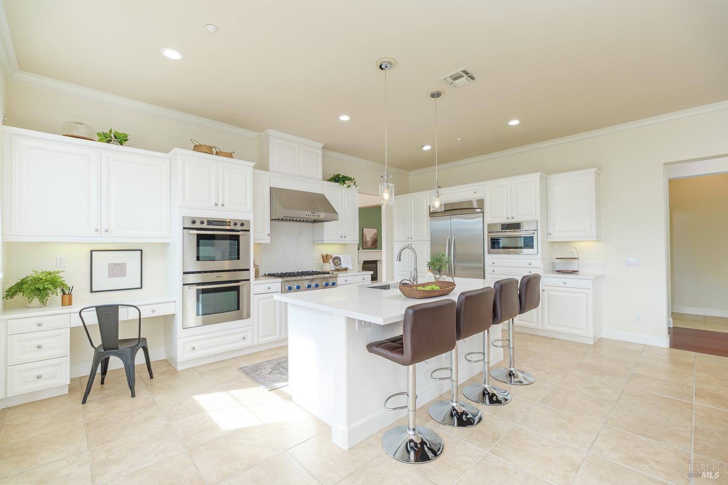 Detail Gallery Image 4 of 28 For 132 Pinheiro Cir, Novato,  CA 94945 - 3 Beds | 2/1 Baths