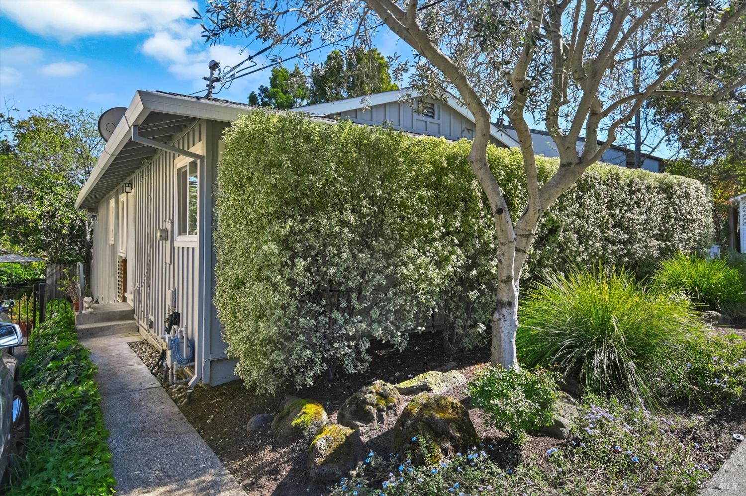 Detail Gallery Image 2 of 36 For 28 Hillcrest Dr, San Rafael,  CA 94901 - 2 Beds | 2 Baths