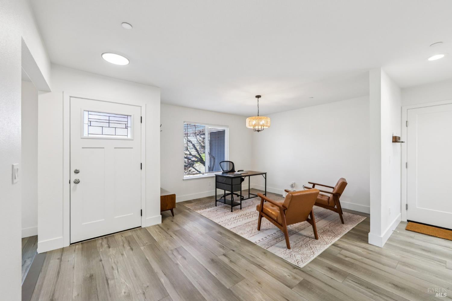 Detail Gallery Image 5 of 34 For 815 Whitney Way, Petaluma,  CA 94954 - 3 Beds | 2 Baths