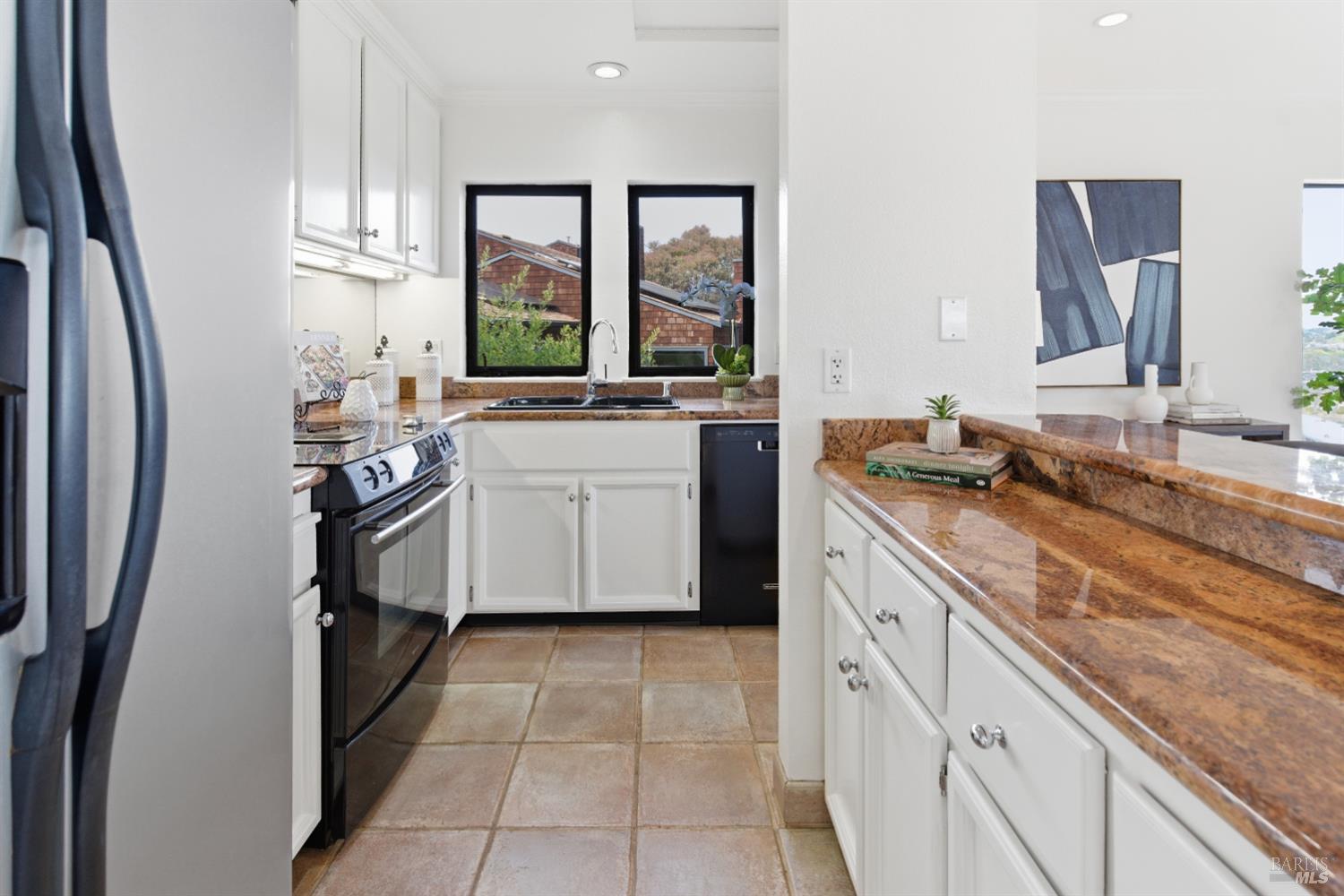 Detail Gallery Image 9 of 45 For 220 Headlands Ct, Sausalito,  CA 94965 - 2 Beds | 2/1 Baths