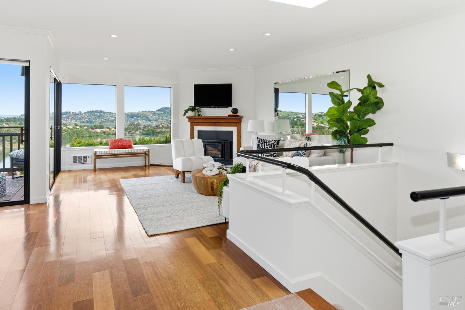 Detail Gallery Image 3 of 45 For 220 Headlands Ct, Sausalito,  CA 94965 - 2 Beds | 2/1 Baths