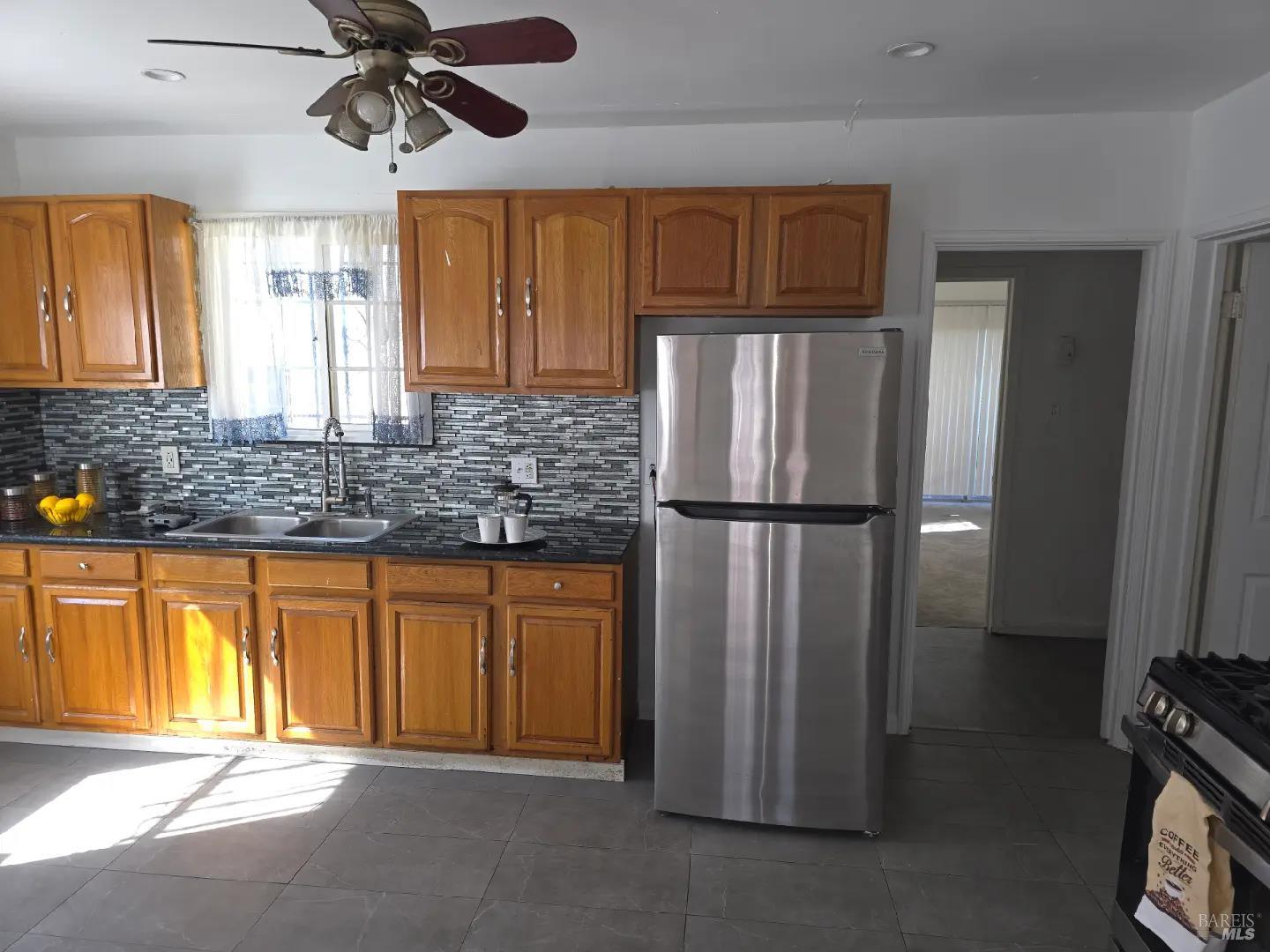 Detail Gallery Image 4 of 19 For 1029 73rd Ave, Oakland,  CA 94621 - 2 Beds | 1 Baths