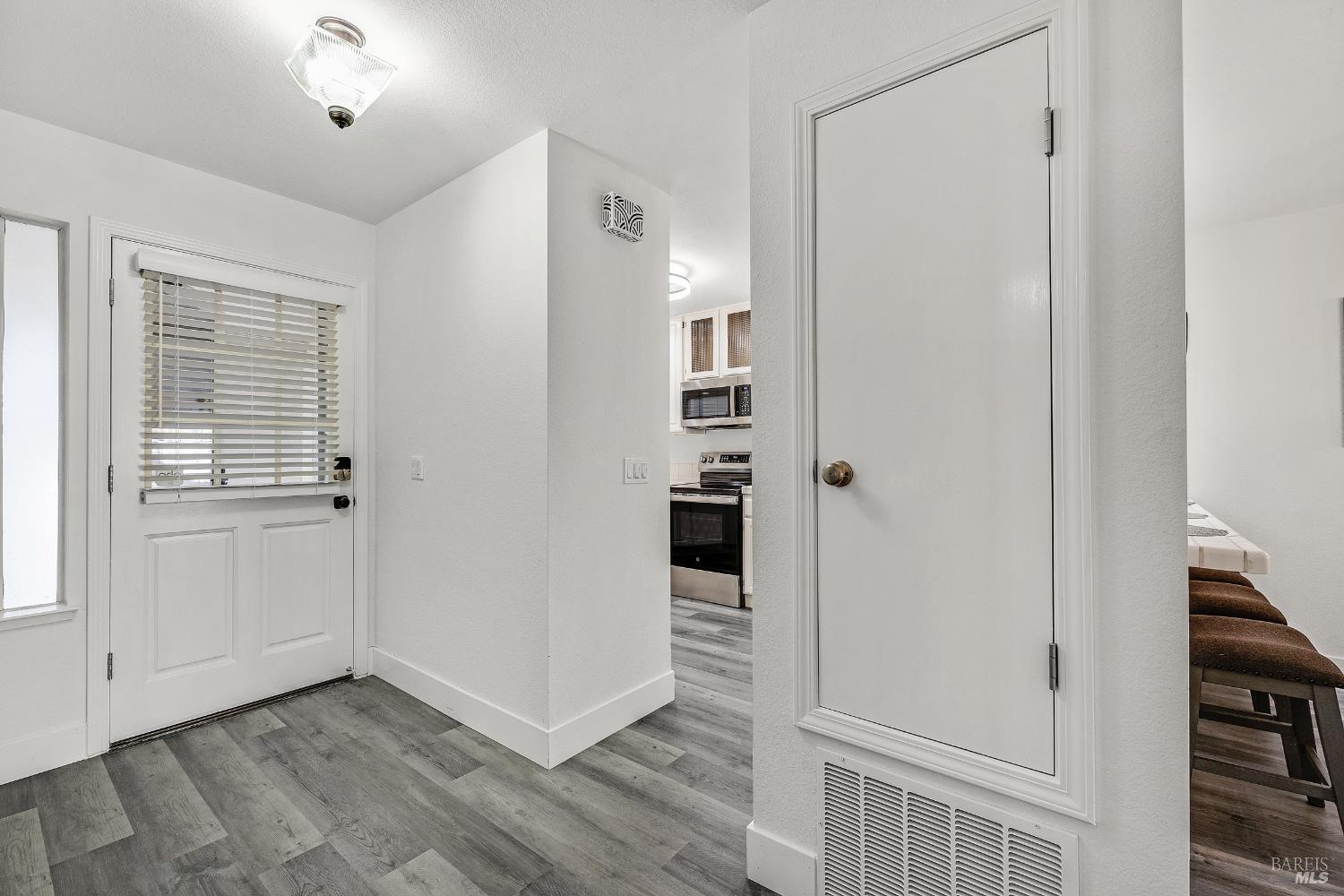 Detail Gallery Image 3 of 30 For 36 Bridle Path Ln, Novato,  CA 94945 - 2 Beds | 2 Baths