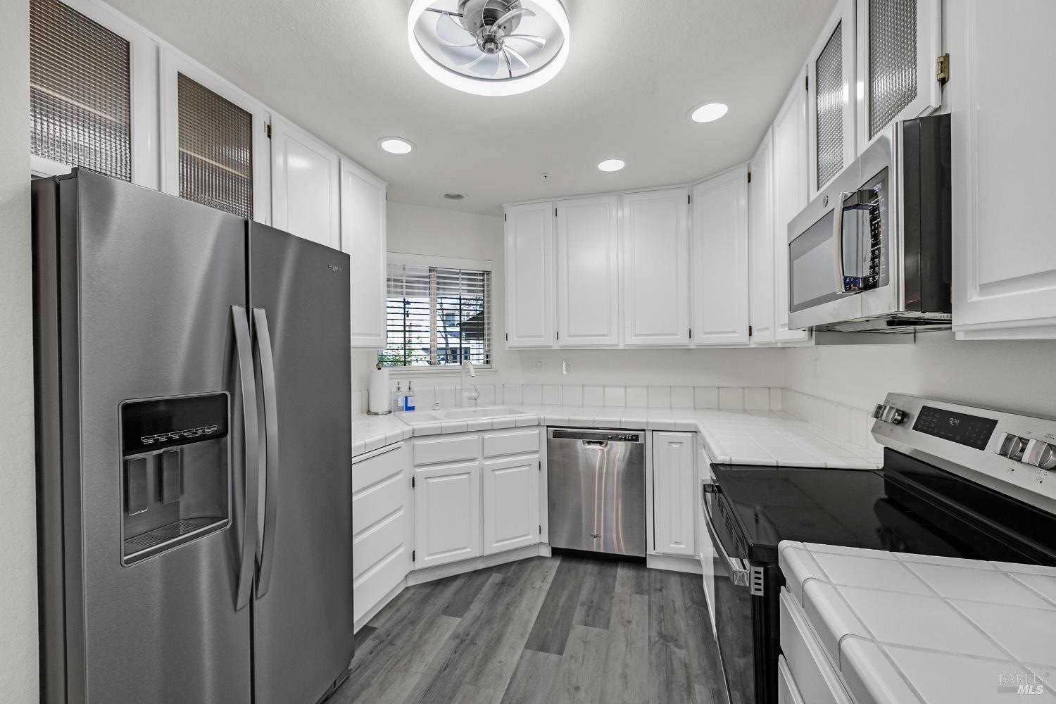 Detail Gallery Image 4 of 30 For 36 Bridle Path Ln, Novato,  CA 94945 - 2 Beds | 2 Baths