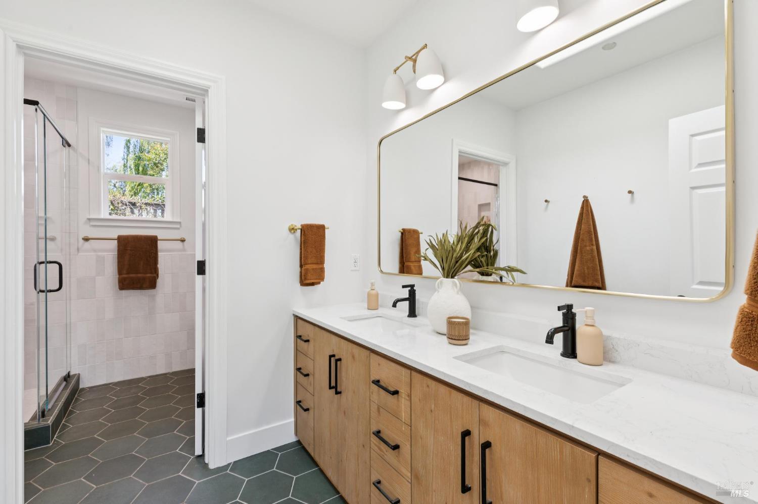 Detail Gallery Image 16 of 31 For 334 Karen Way, Tiburon,  CA 94920 - 4 Beds | 2 Baths