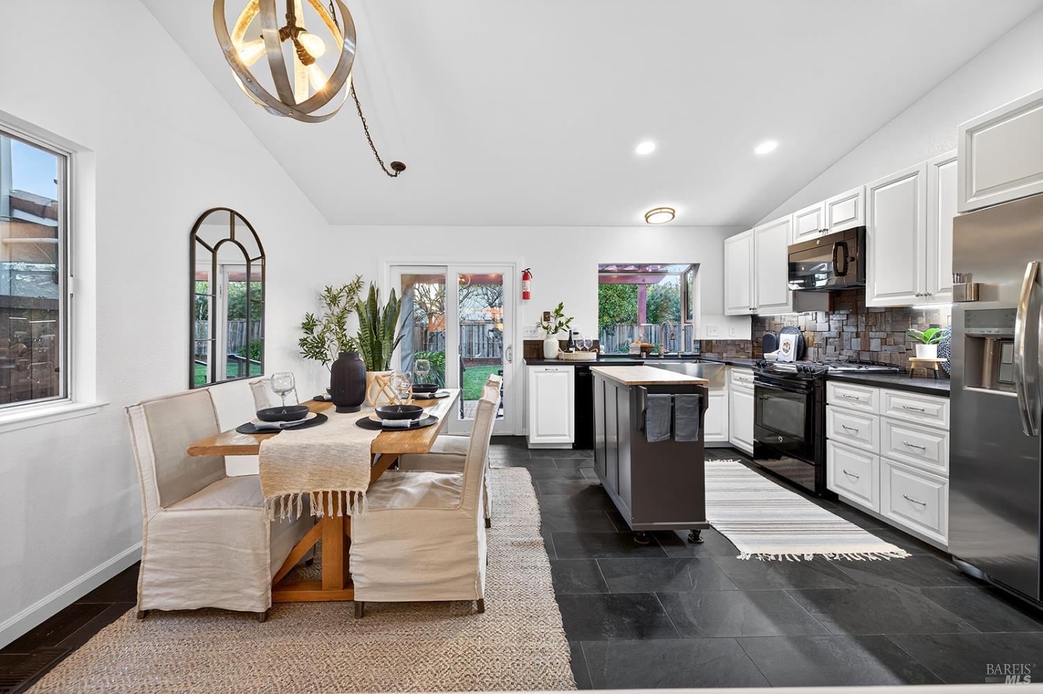 Detail Gallery Image 13 of 48 For 1056 Esparto Ct, Windsor,  CA 95492 - 3 Beds | 2 Baths