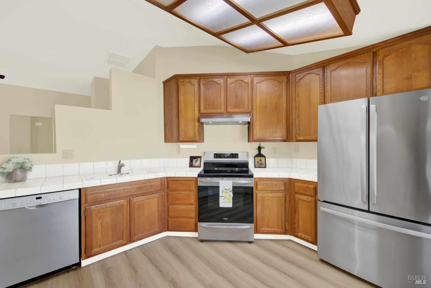 Detail Gallery Image 3 of 50 For 329 Ridgecrest Cir, Suisun City,  CA 94585 - 2 Beds | 2 Baths