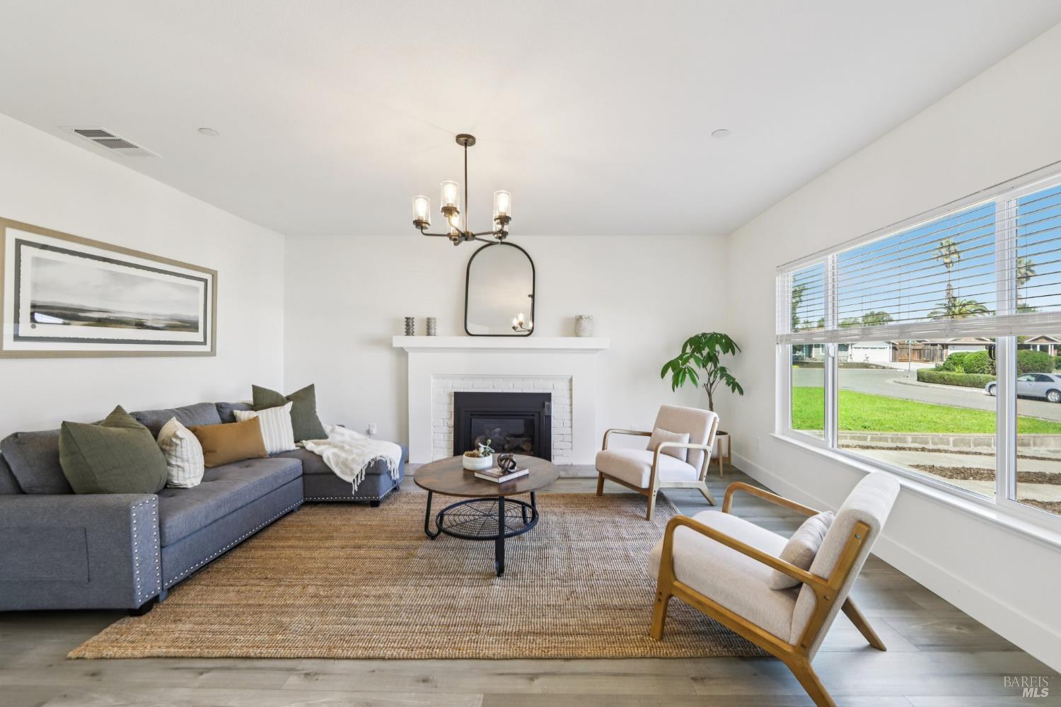 Detail Gallery Image 12 of 34 For 815 Whitney Way, Petaluma,  CA 94954 - 3 Beds | 2 Baths