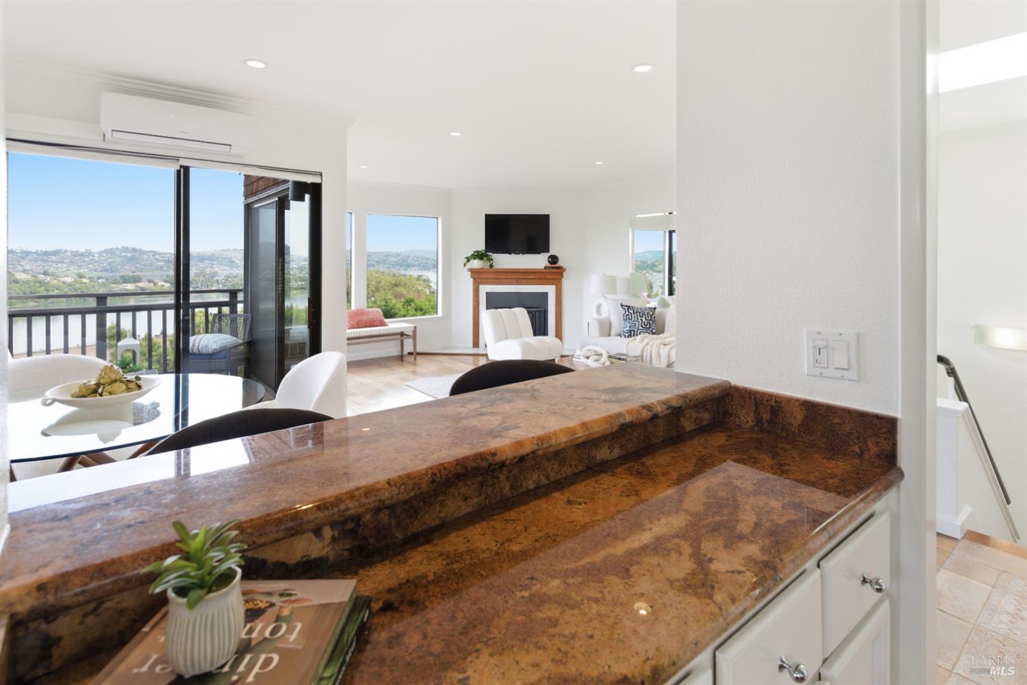 Detail Gallery Image 5 of 45 For 220 Headlands Ct, Sausalito,  CA 94965 - 2 Beds | 2/1 Baths