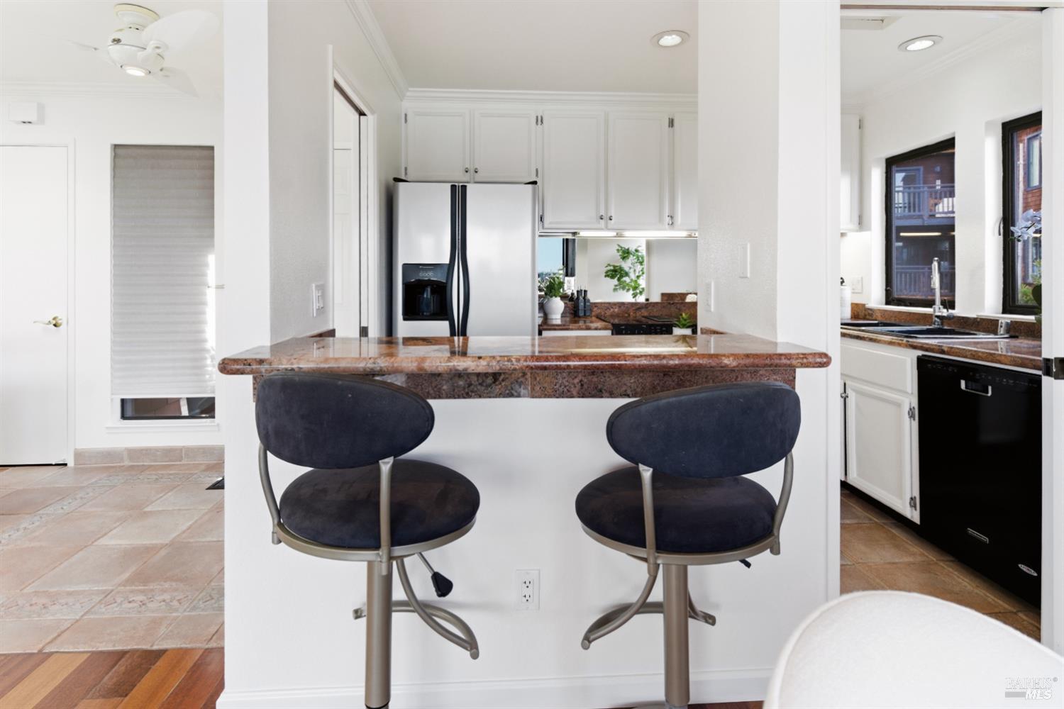 Detail Gallery Image 8 of 45 For 220 Headlands Ct, Sausalito,  CA 94965 - 2 Beds | 2/1 Baths