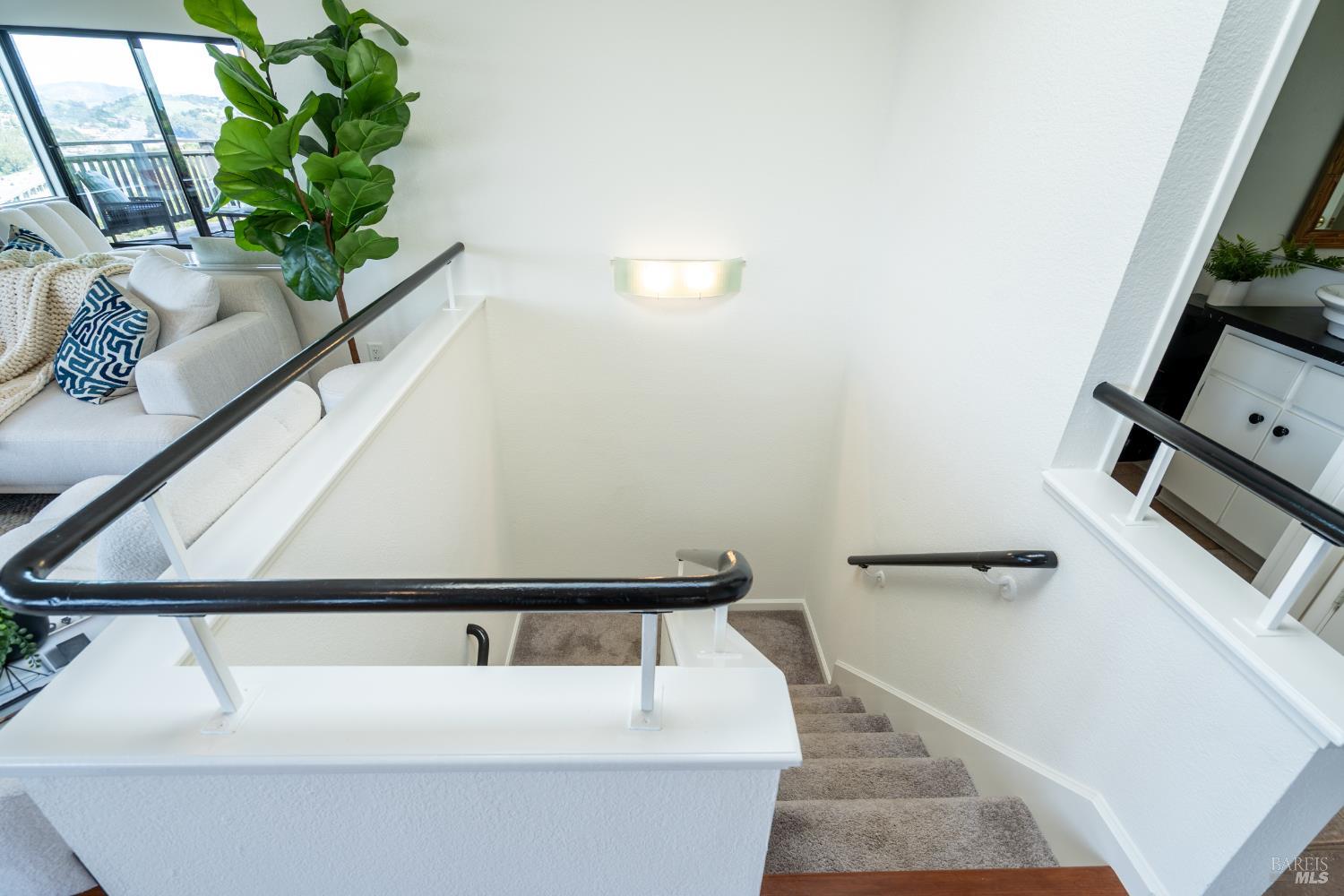 Detail Gallery Image 16 of 45 For 220 Headlands Ct, Sausalito,  CA 94965 - 2 Beds | 2/1 Baths