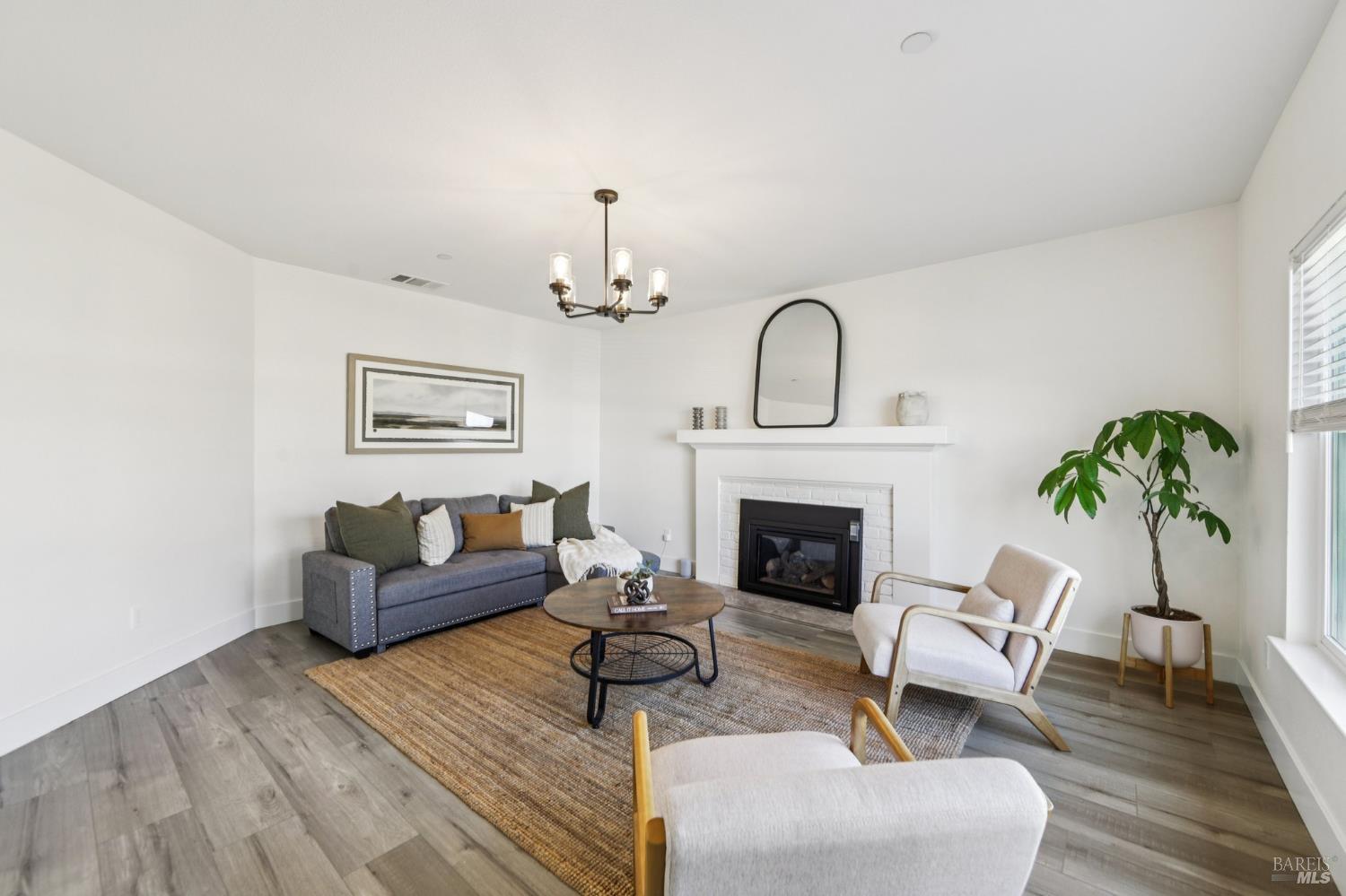 Detail Gallery Image 10 of 34 For 815 Whitney Way, Petaluma,  CA 94954 - 3 Beds | 2 Baths