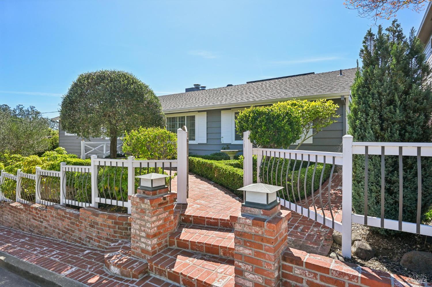 Detail Gallery Image 4 of 61 For 113 Convent Ct, San Rafael,  CA 94901 - 3 Beds | 2/2 Baths