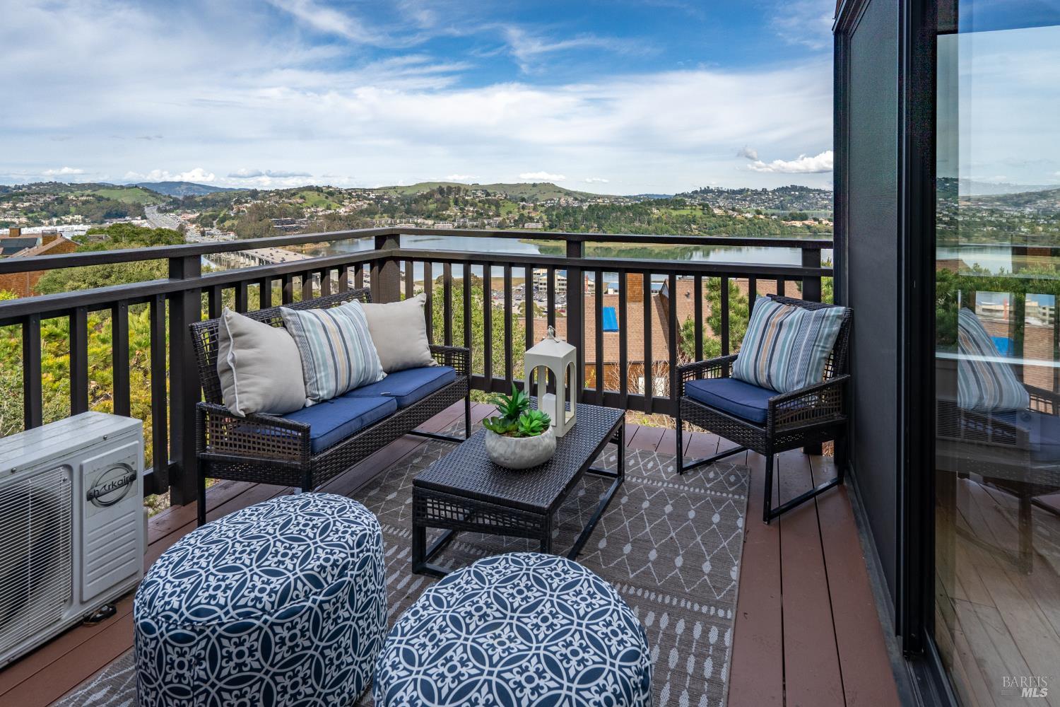 Detail Gallery Image 12 of 45 For 220 Headlands Ct, Sausalito,  CA 94965 - 2 Beds | 2/1 Baths