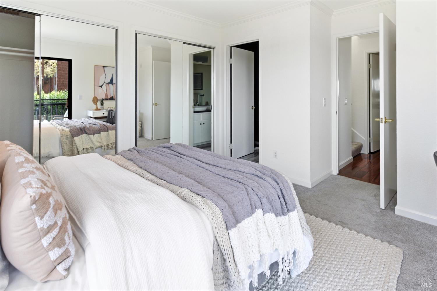 Detail Gallery Image 28 of 45 For 220 Headlands Ct, Sausalito,  CA 94965 - 2 Beds | 2/1 Baths