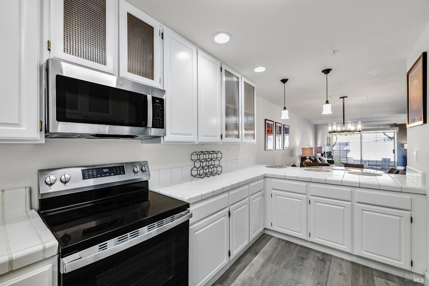 Detail Gallery Image 5 of 30 For 36 Bridle Path Ln, Novato,  CA 94945 - 2 Beds | 2 Baths