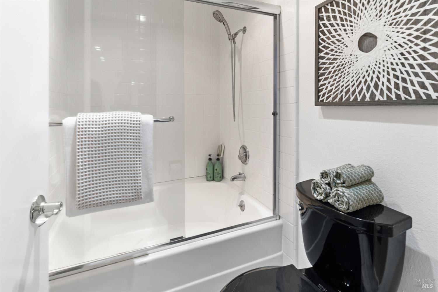 Detail Gallery Image 30 of 45 For 220 Headlands Ct, Sausalito,  CA 94965 - 2 Beds | 2/1 Baths