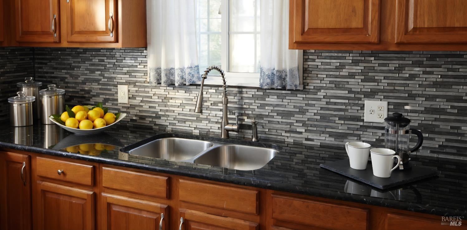 Detail Gallery Image 2 of 19 For 1029 73rd Ave, Oakland,  CA 94621 - 2 Beds | 1 Baths