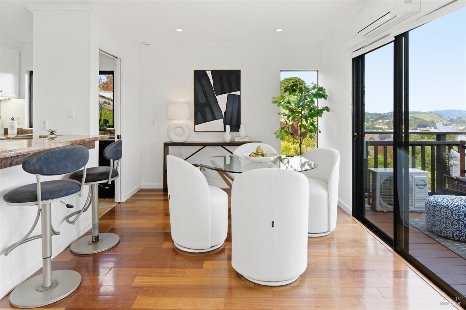 Detail Gallery Image 7 of 45 For 220 Headlands Ct, Sausalito,  CA 94965 - 2 Beds | 2/1 Baths